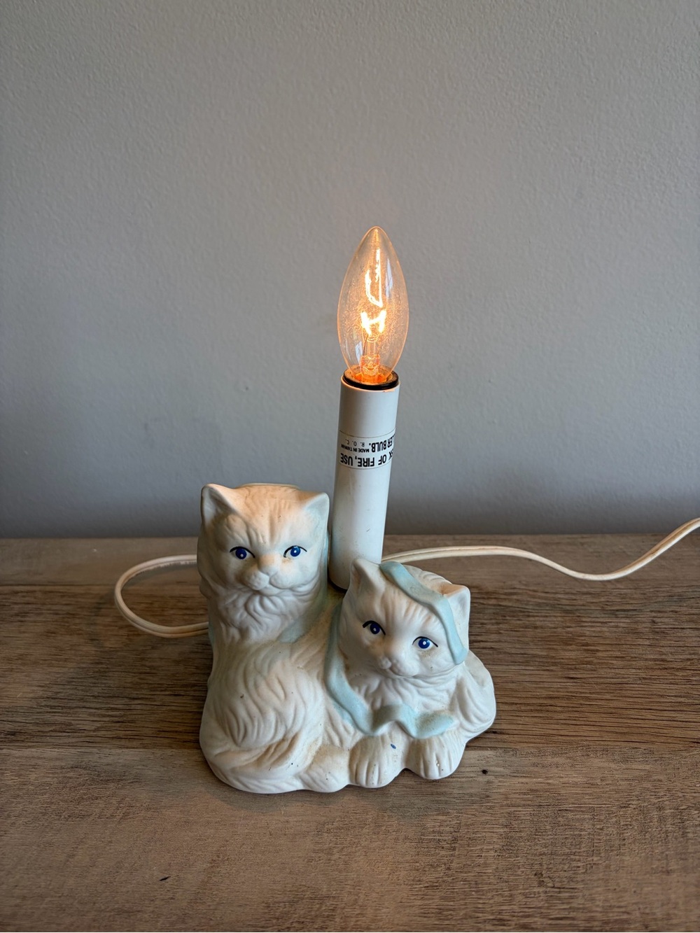 White Kittens With Blue Ribbon Lamp Night Light Cat Lady Cute 90’s WORKS